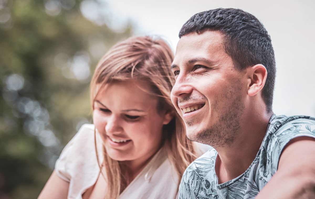 Julien et Camille, jeune couple satisfait de leur nouvelle mutuelle